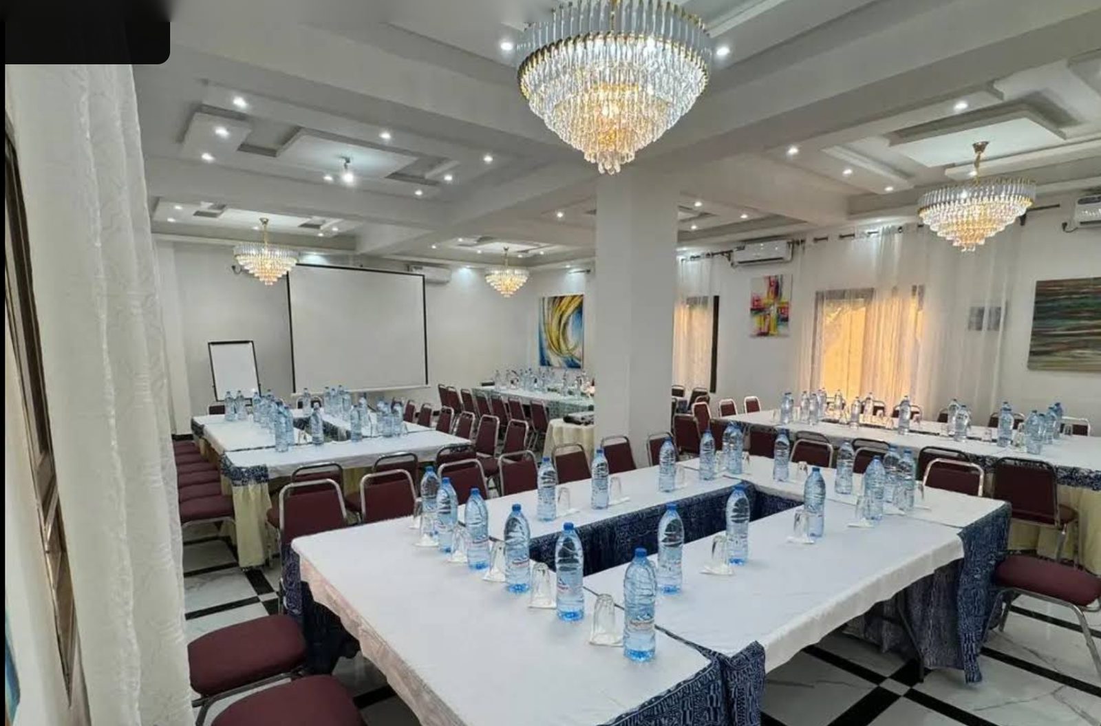 Salle de conférence de l'hôtel