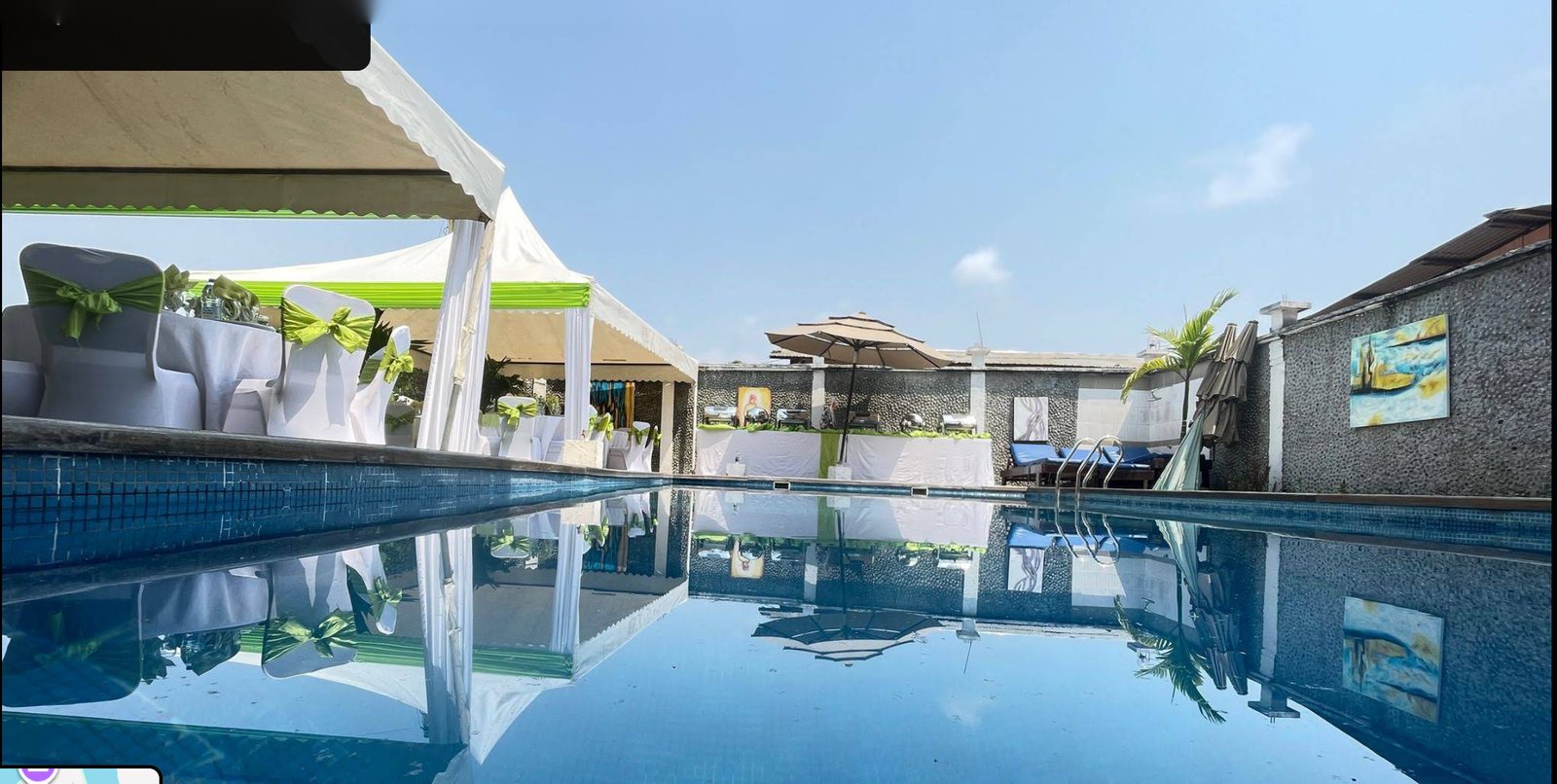 La piscine de l'Hôtel EDIVINCE A.N et ses abords